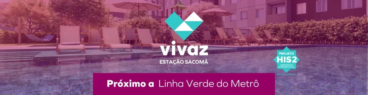 Piscina externa com espreguiçadeiras, guarda-sóis e área verde ao fundo.
