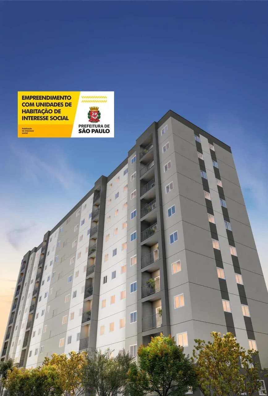 Vista externa da fachada do edifício residencial com vários andares e varandas.
