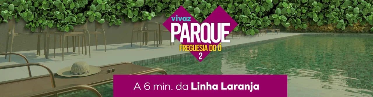 Vista parcial de piscina com espreguiçadeira, mesas e vegetação ao fundo.